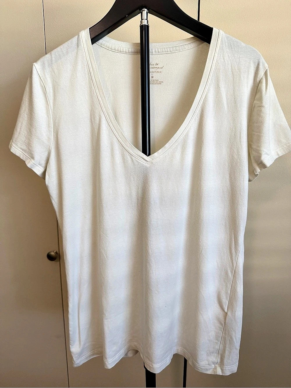 Banana Republic Timeless T-Shirt White V-Neck T-Shirt Size Medium